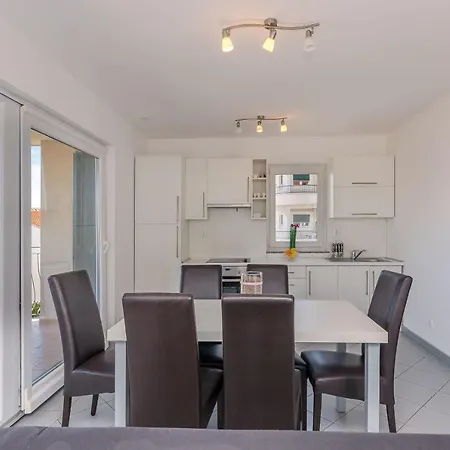 Mia شقة تروغير