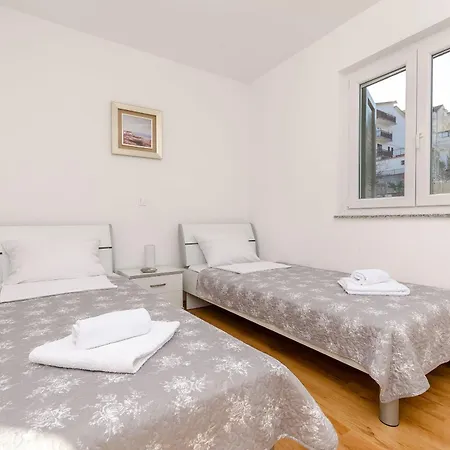 Mia شقة تروغير